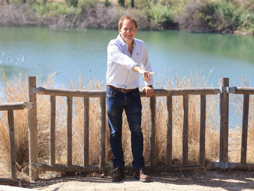 Enrique Romero posa con el característico gesto de 'Toros para todos'.