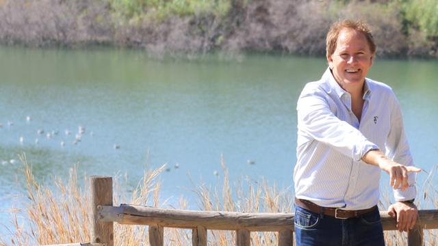 Enrique Romero posa con el característico gesto de 'Toros para todos'.