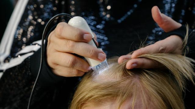 Una mujer recibiendo tratamiento capilar.