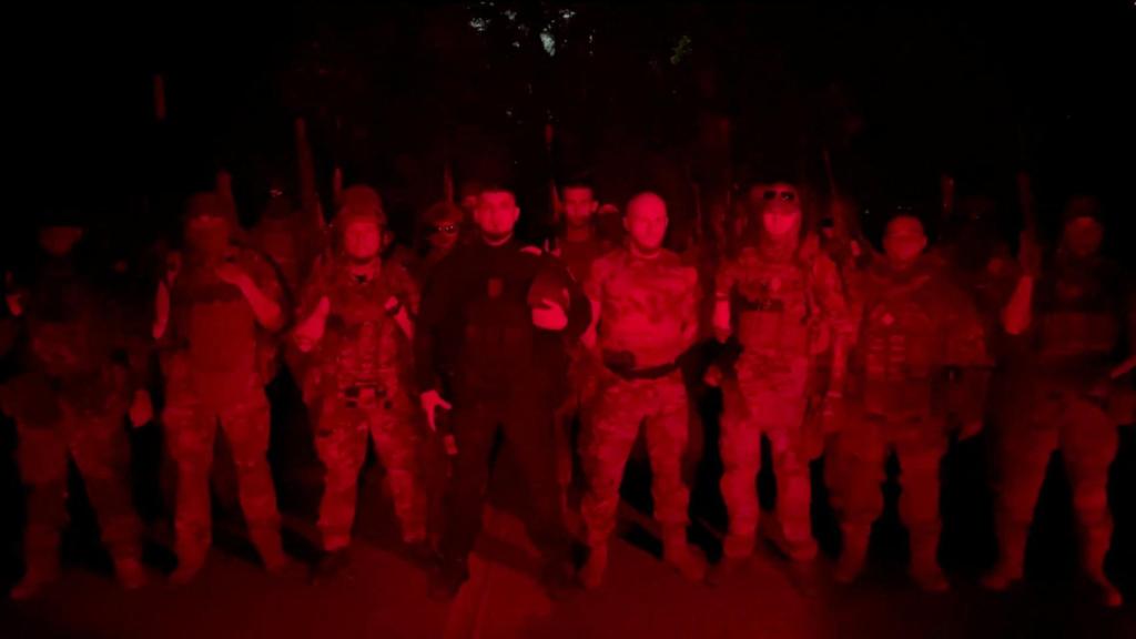 El comandante del Cuerpo de Voluntarios Rusos (RVC), Denis Kapustin, habla en un discurso en video en un lugar desconocido