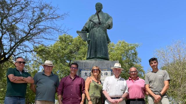 De izquierda a derecha, frente a la estatua de Hasekura Tsunenaga en Coria del Río: Antonio Bizcocho (empresario de Sake), Sebastián Cordero Salas-Japón, Victoriano Cancelo (Concejal Teniente de Alcalde encargado de las relaciones con Japón), Ángeles Palma Japón, Gabriel Japón, Juan Manuel Suárez Japón y Antonio Bizcocho, Técnico del Área de Turismo Ayuntamiento de Coria del Río