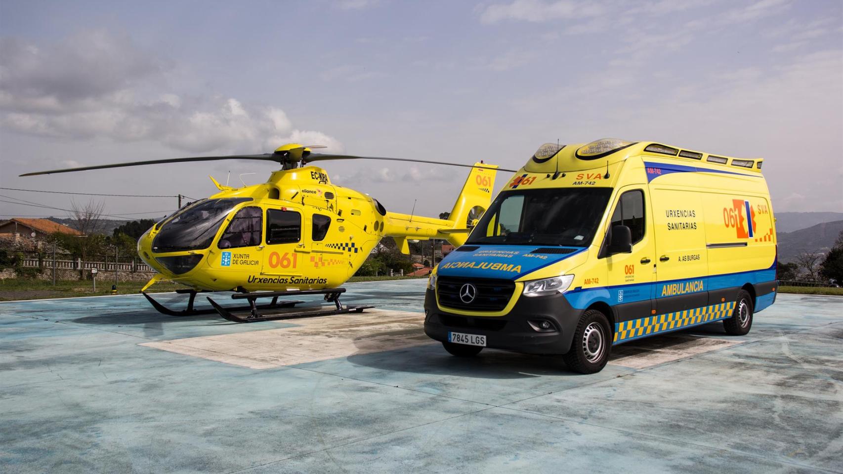 Helicóptero y ambulancia del 061 Galicia en una imagen de archivo.