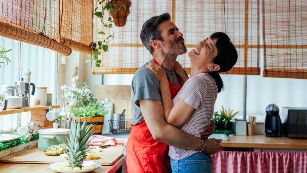 Imagen de archivo de una pareja abrazándose. Foto: iStock.