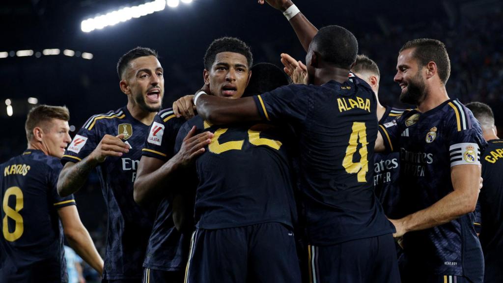 La piña de los jugadores del Real Madrid para celebrar el gol de Bellingham ante el Celta.