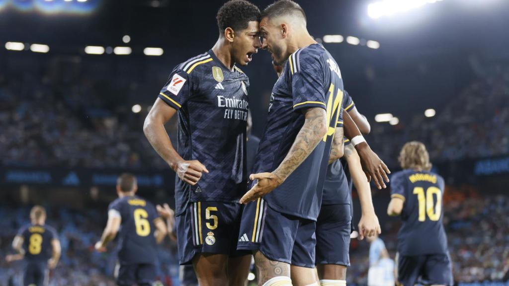 Bellingham y Joselu se felicitan.