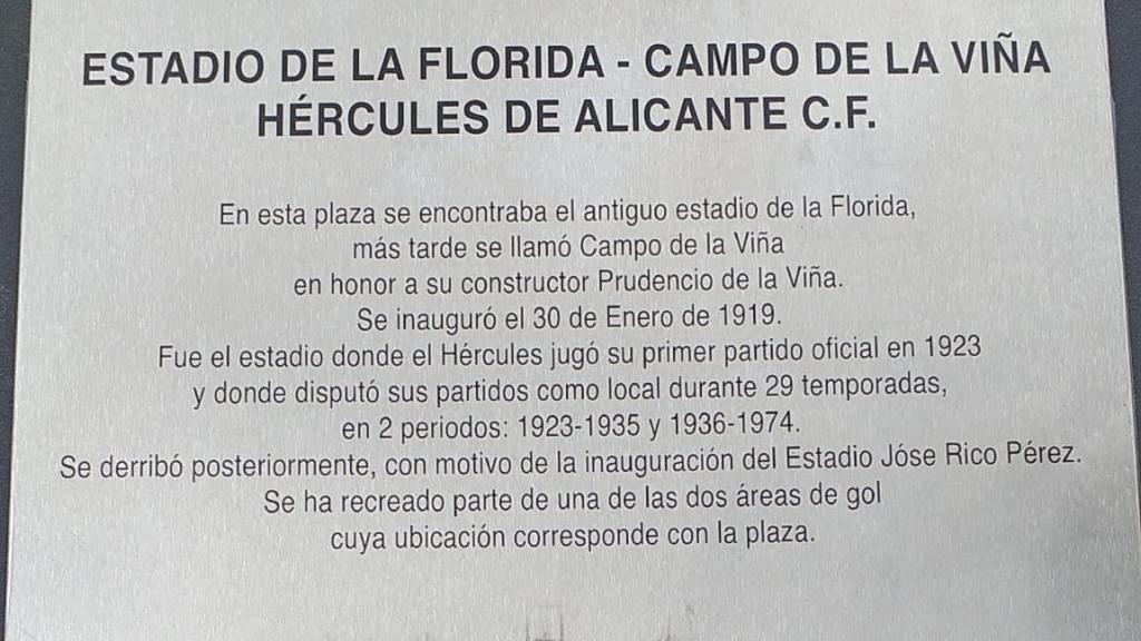 Una placa explica la historia del campo del Hércules.