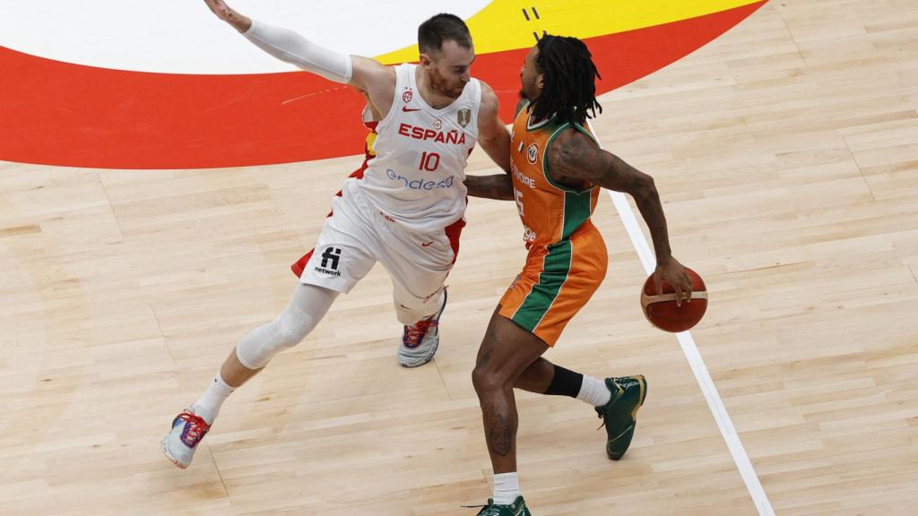 Víctor Claver trata de defender el ataque de Costa de Marfil.