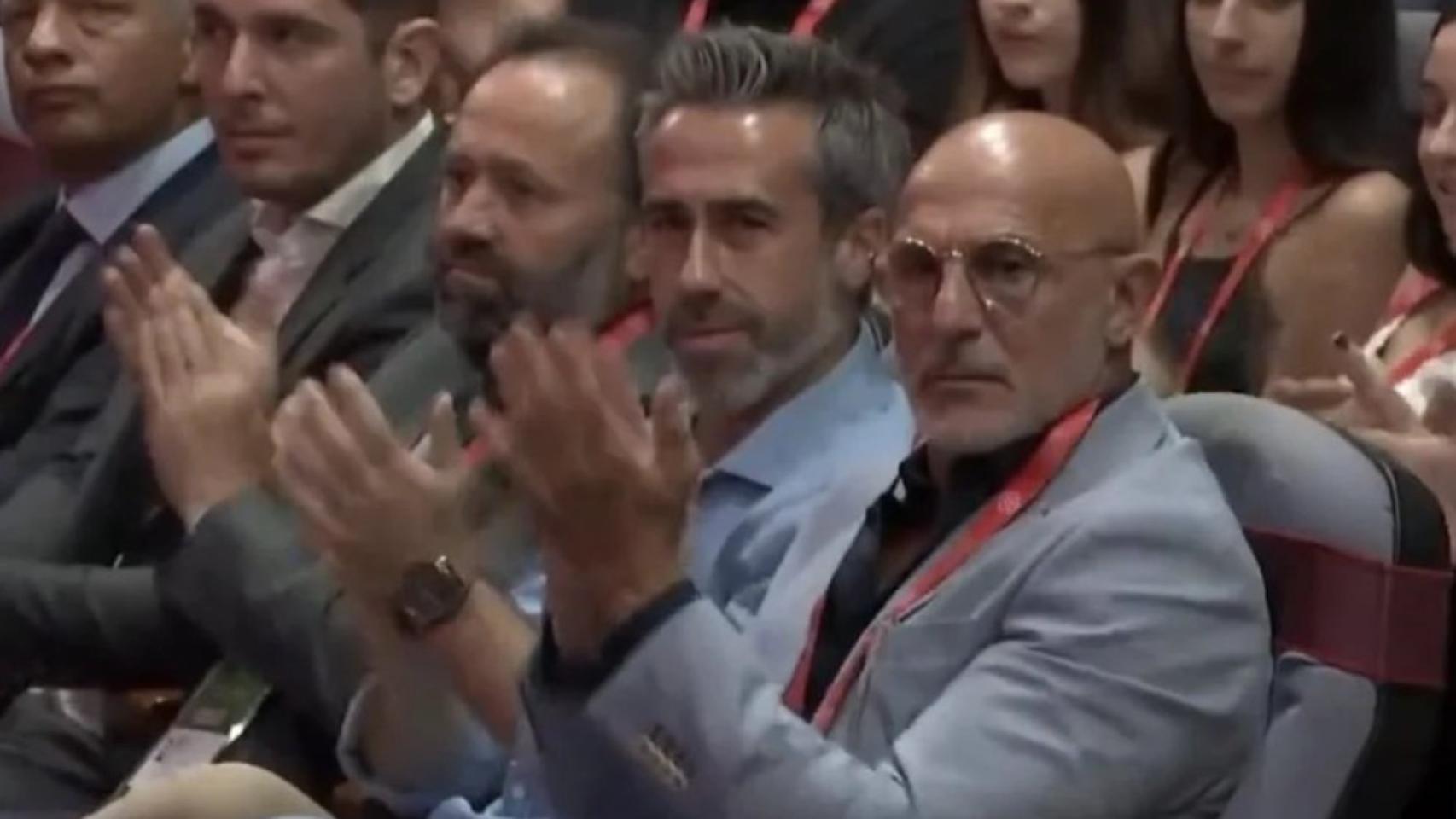Luis de la Fuente aplaude a Rubiales durante la Asamblea.