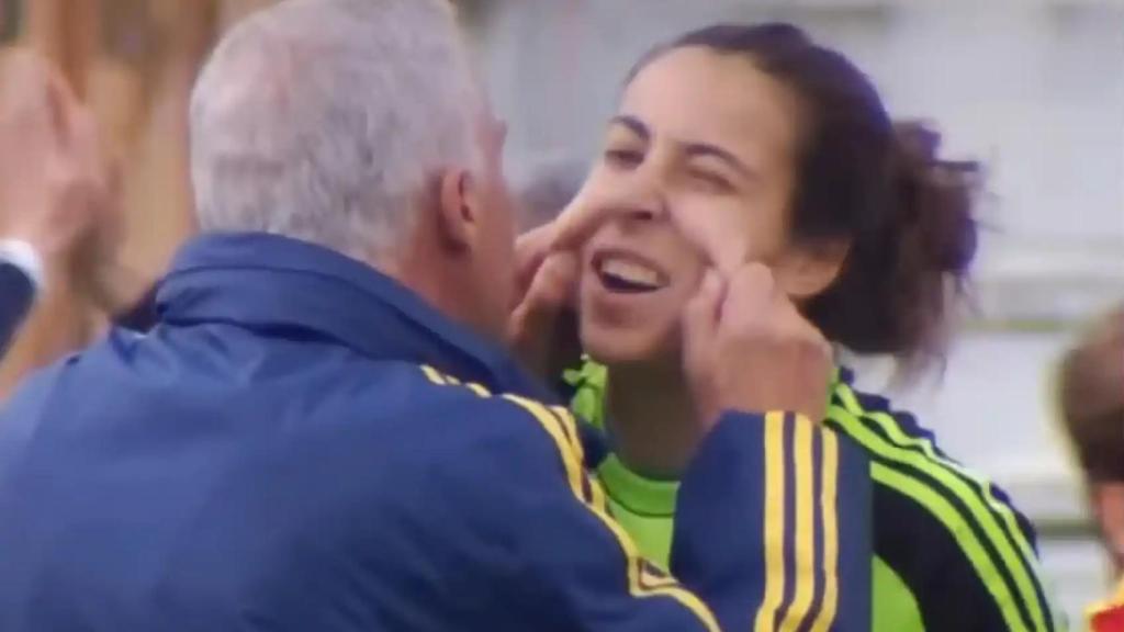 Un fotograma del reportaje 'Romper el silencio' (Movistar Plus, 2021) en el que el exseleccionador Ignacio Quereda pellizca las mejillas de una jugadora