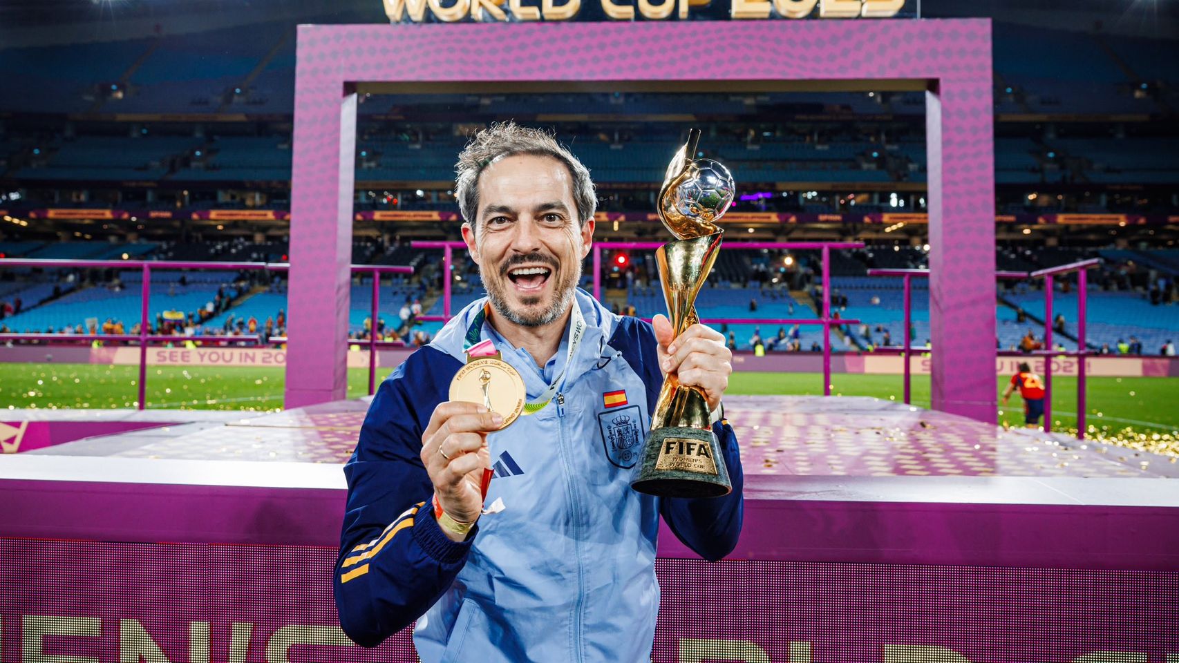Kenio Gonzalo con su medalla de oro y el título mundial hace una semana