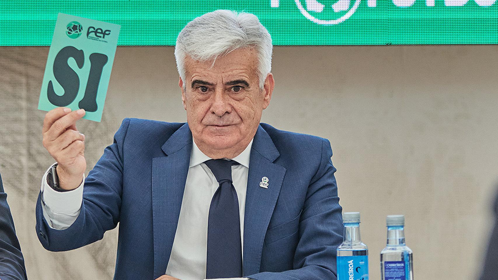 Pedro Rocha, presidente de la RFEF en una Asamblea de la Federación Extremeña de Fútbol