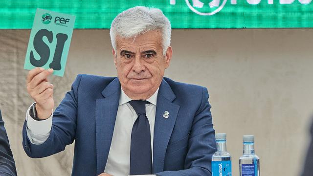 Pedro Rocha, presidente de la RFEF en una Asamblea de la Federación Extremeña de Fútbol