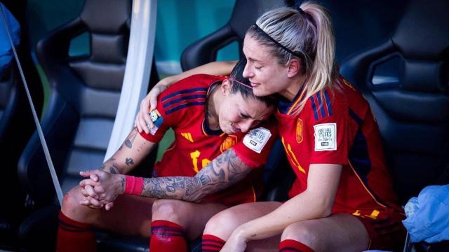 Alexia Putellas abrazando a Jenni Hermoso.