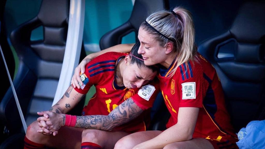 Alexia Putellas abrazando a Jenni Hermoso