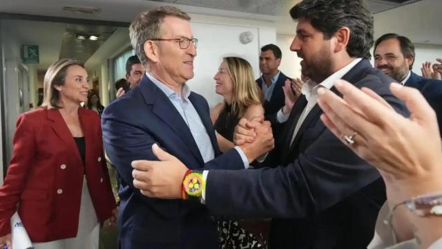 Fernando López Miras saludando a Alberto Núñez Feijóo en la sede de Génova tras celebrarse las elecciones generales del 23 de julio.