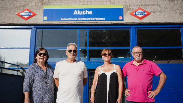 Los 'supervivientes' de Metro delante de la entrada de Aluche.