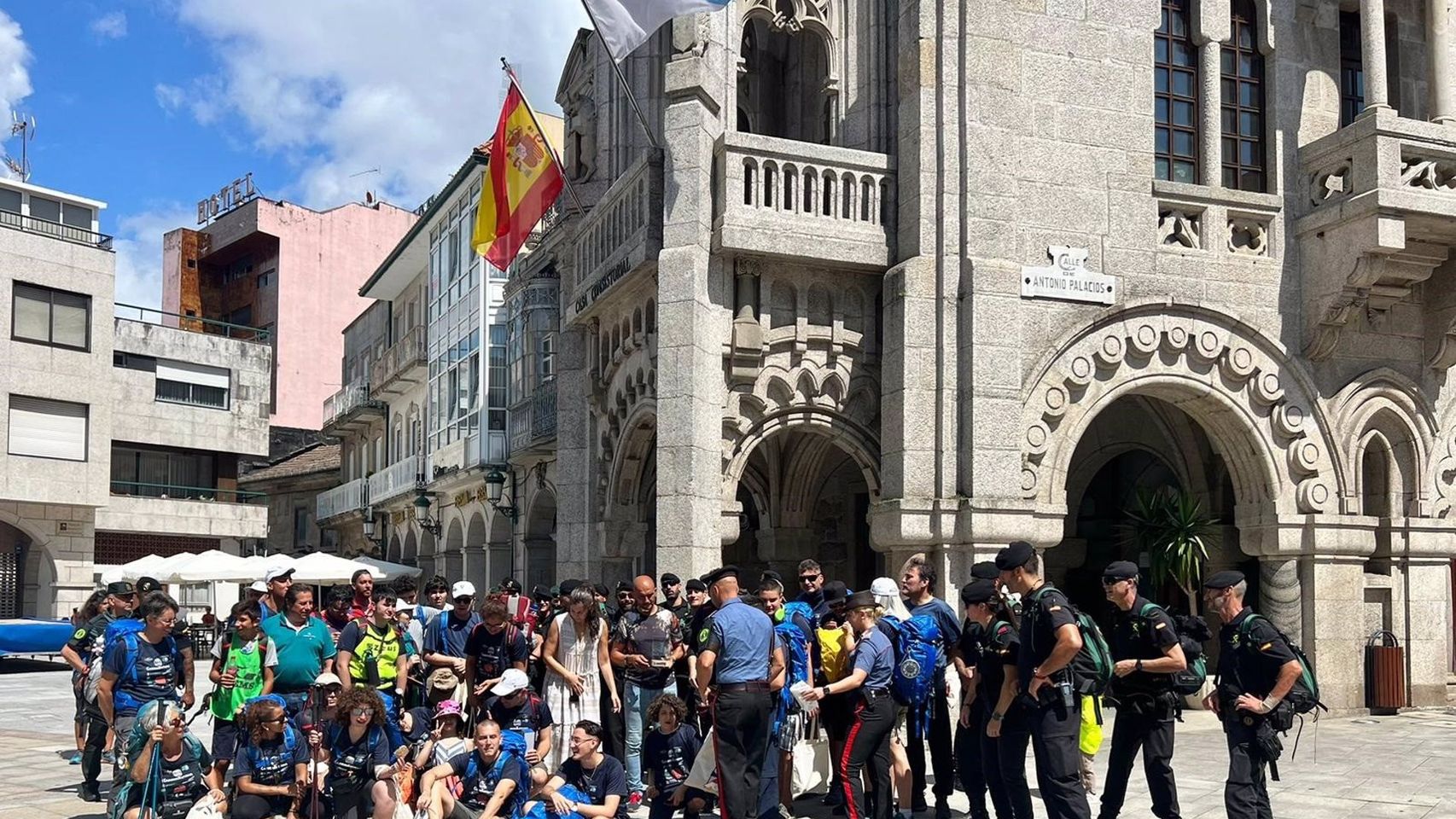 Peregrinos de la Associazione Mulino Sambuy a su llegada a O Porriño (Pontevedra).