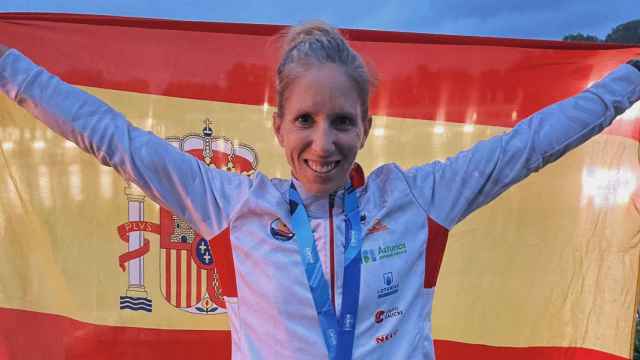 Teri Portela celebra su victoria en los mundiales de piragüismo 2023.