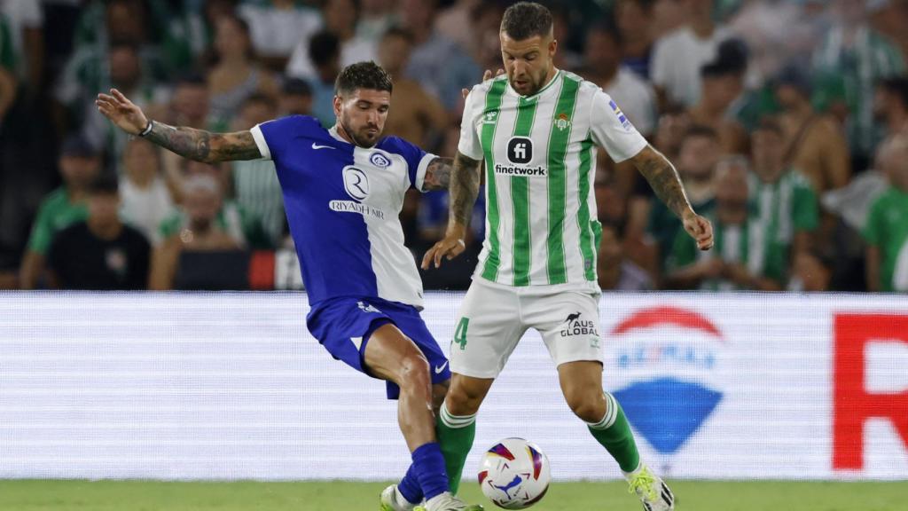 Rodrigo de Paul y Aitor Ruibal luchan por hacerse con el balón