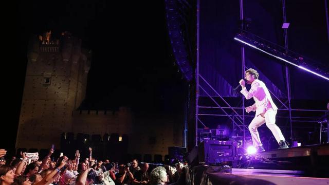David Bisbal ante el Castillo de la Mota