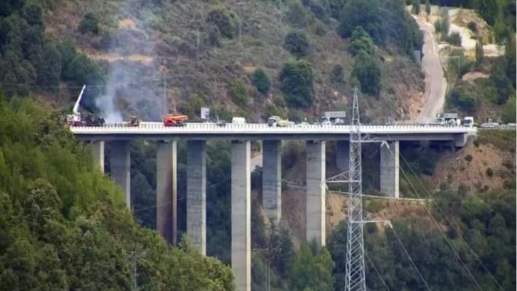 La A-52 cortada al tráfico ayer