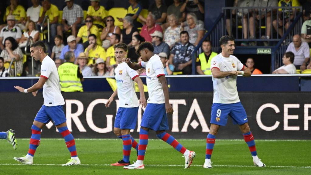 Los jugadores del Barça celebran el gol de Lewandowski
