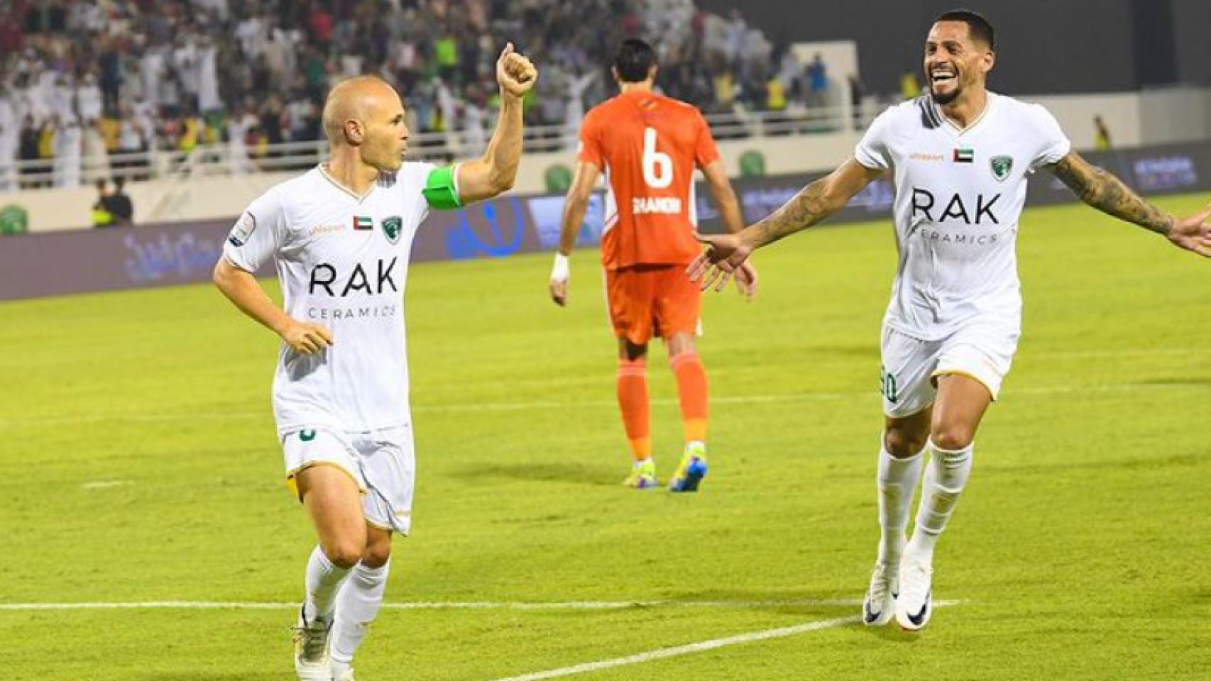 Imágenes del día: Iniesta se estrena como goleador en el Emirates Club