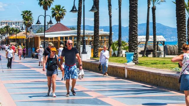 Turistas en el paseo marítimo de Torremolinos.