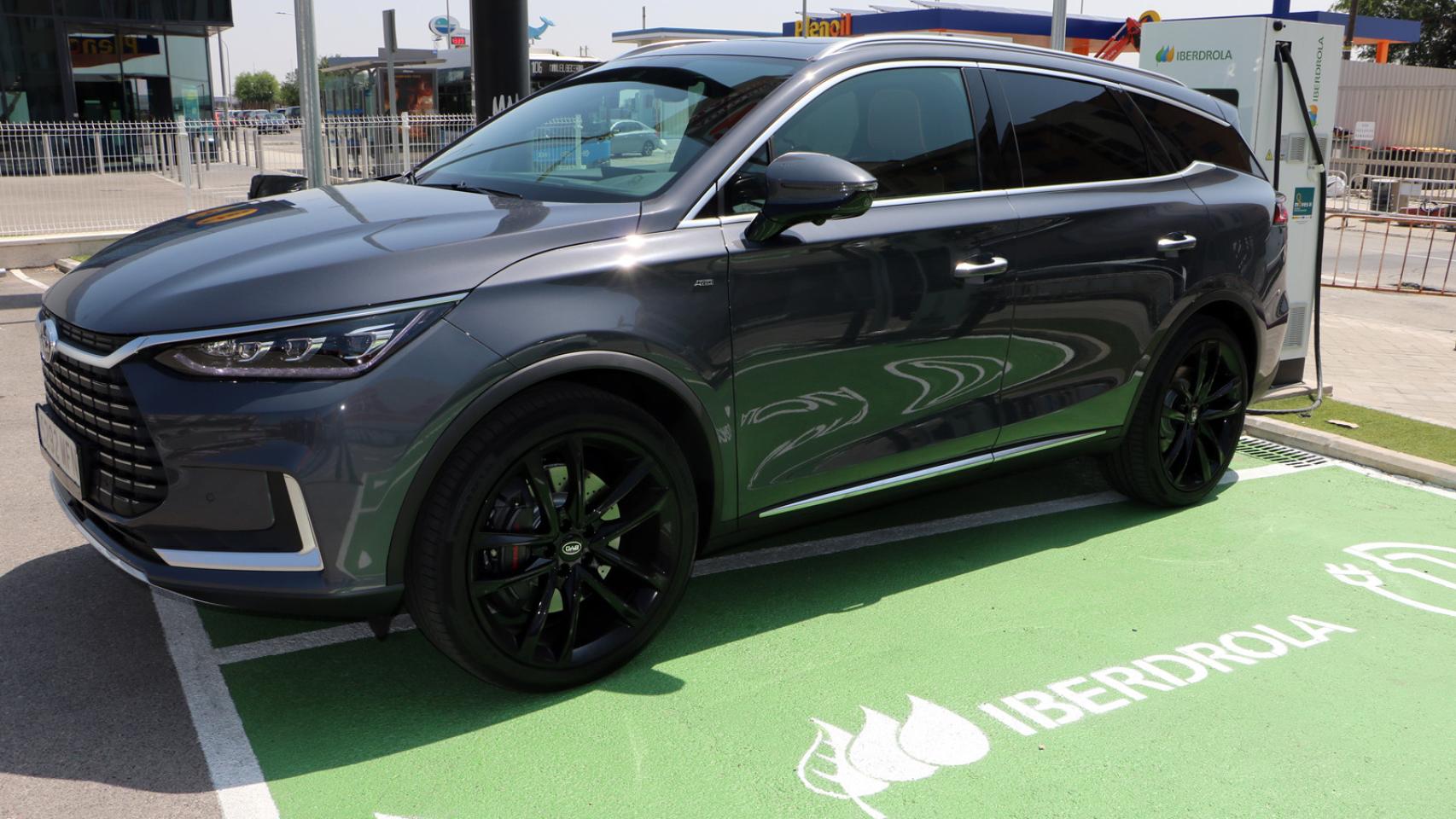 Unidad de pruebas del BYD Tang en la red pública de recarga de Iberdrola.