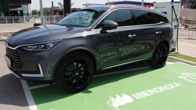 Unidad de pruebas del BYD Tang en la red pública de recarga de Iberdrola.