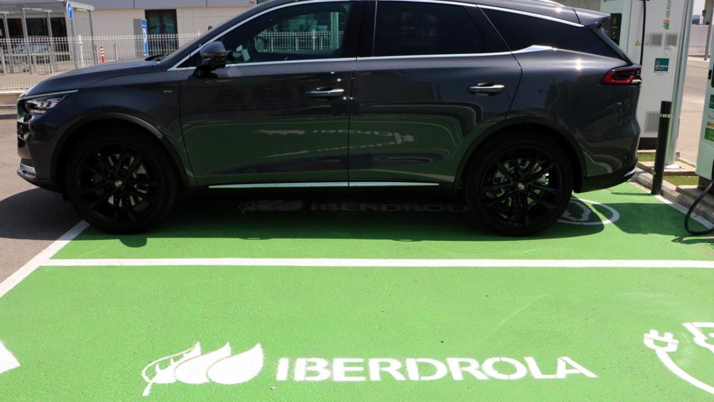 El BYD Tang durante una recarga pública.