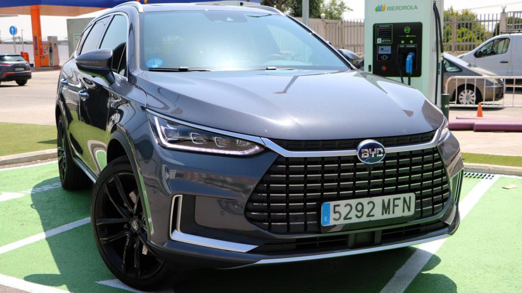 El BYD Tang durante una recarga pública.