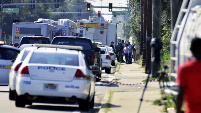 El personal de Emergencias rodea la tienda Dollar General, en Jacksonville (Florida).
