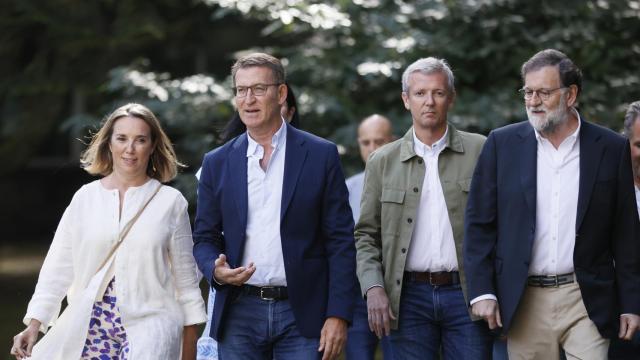 Alberto Núñez Feijóo junto a Cuca Gamarra, Alfonso Rueda y Mariano Rajoy.