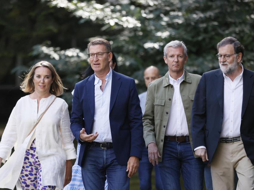 Alberto Núñez Feijóo junto a Cuca Gamarra, Alfonso Rueda y Mariano Rajoy.