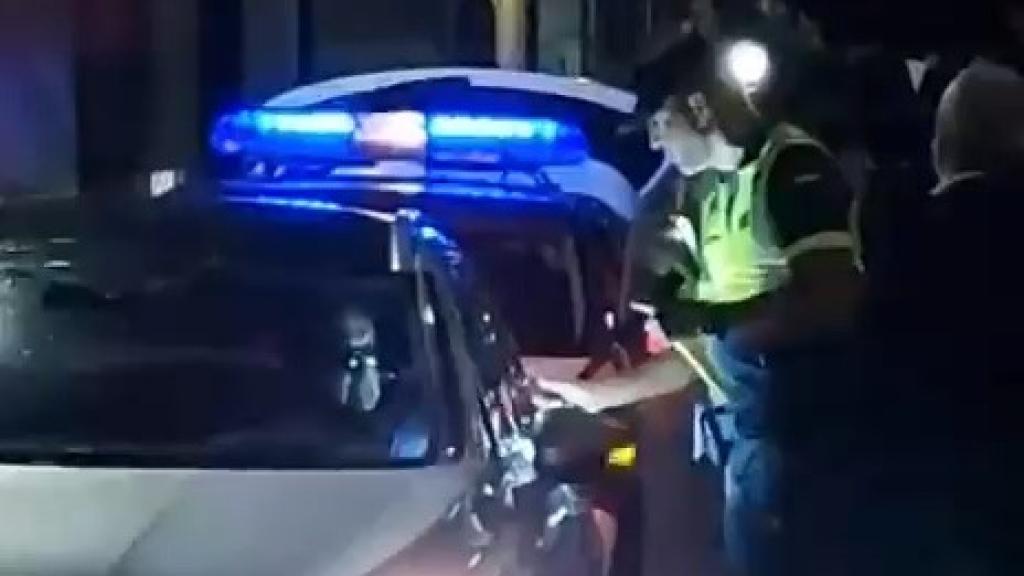El momento en que uno de los agentes intenta identificar al conductor del vehículo en Almudaina.