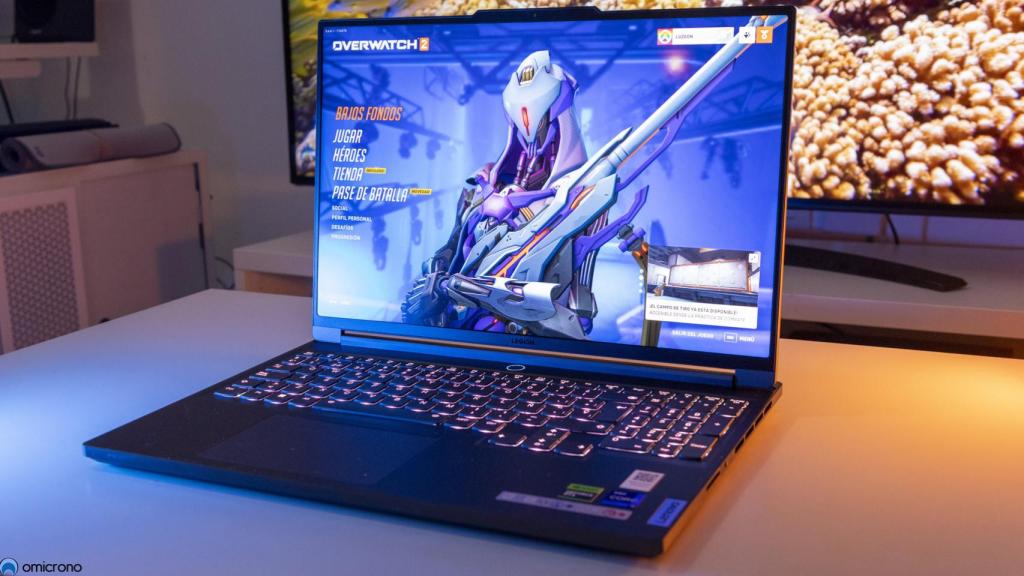 Lenovo Slim 7i ejecutando el juego 'Overwatch 2'.