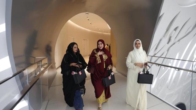 Tres mujeres vestidas con su abaya.
