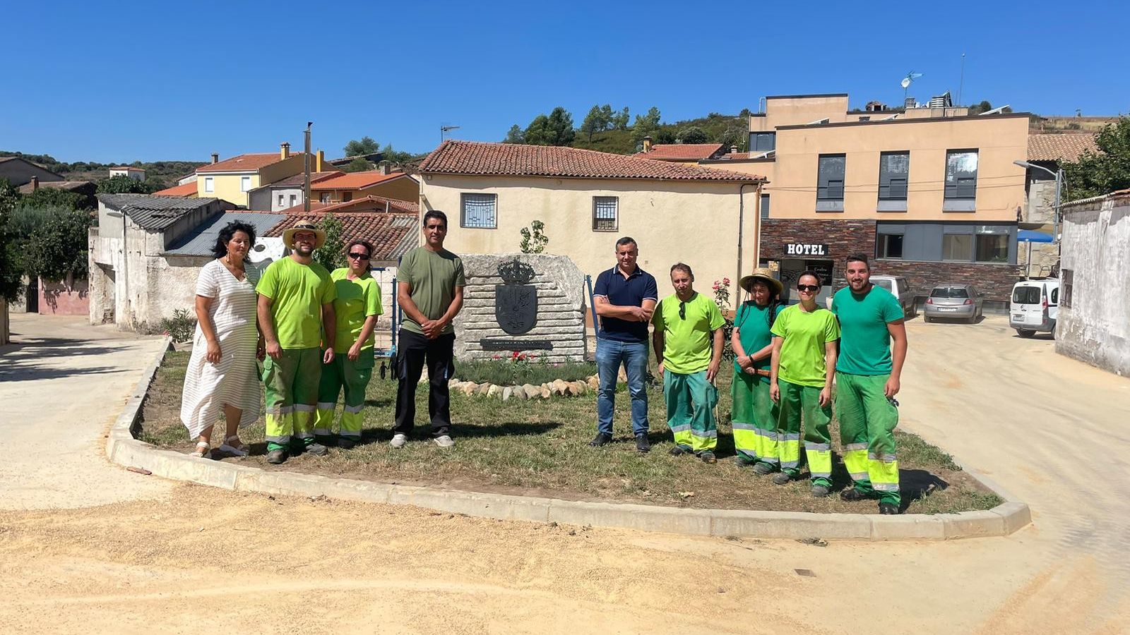 Ocho alumnos de jardinería mejoran las zonas verdes de Serradilla del Llano