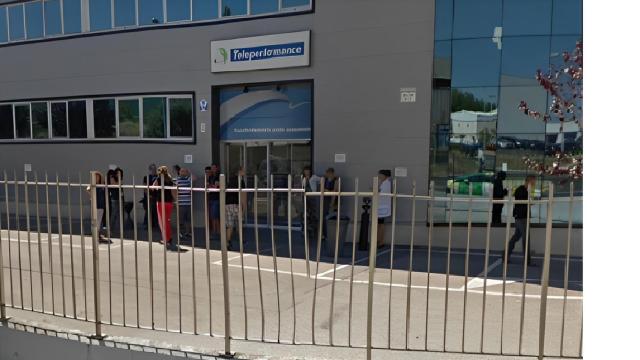 Trabajadores de Teleperformance a la entrada del centro que tiene la compañía en Ponferrada