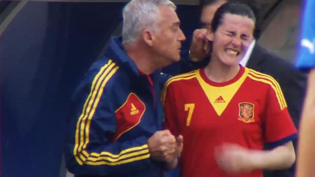 Un fotograma del reportaje 'Romper el silencio' (Movistar Plus, 2021) en el que el exseleccionador Ignacio Quereda tira de la oreja a una jugadora
