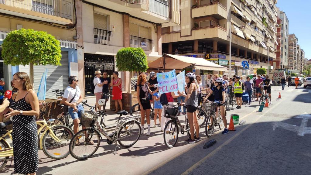 Los ciclistas, en mitad del carril bici, este lunes.