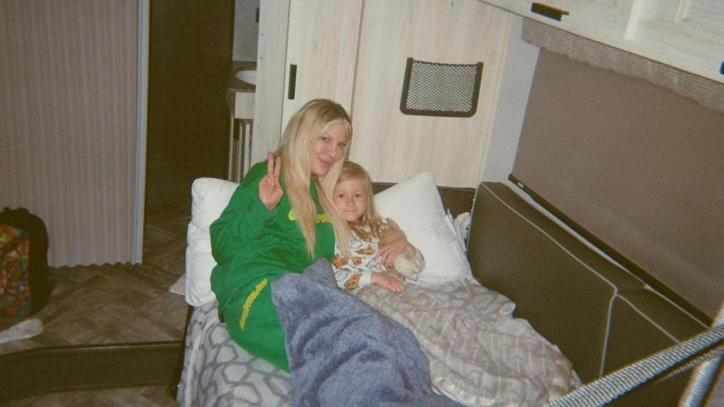 La actriz, con su hija en la autocaravana.