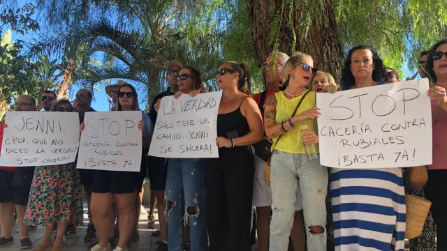 Concentración en apoyo a Luis Rubiales en la iglesia de Motril