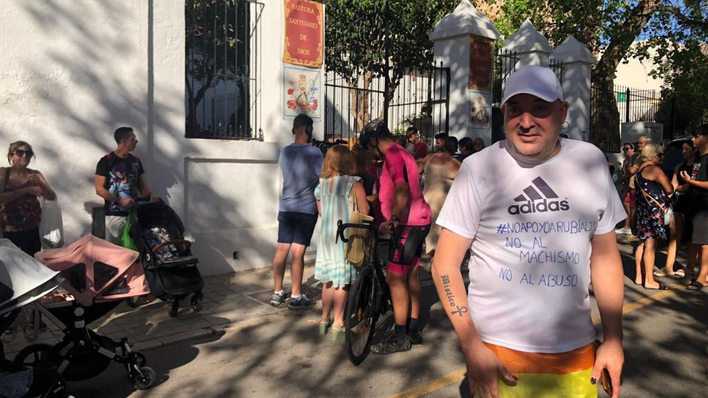 Un vecino en contra de Rubiales en la concentración en Motril