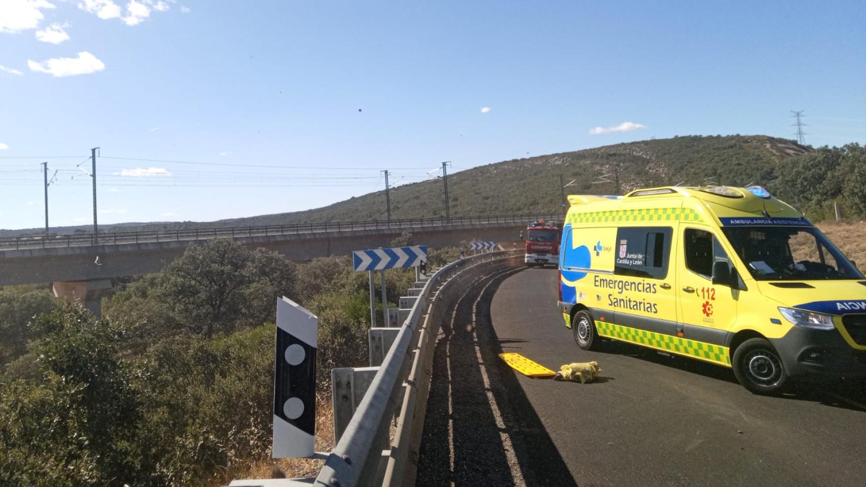 Imagen de un helicóptero y de una ambulancia medicalizada de Sacyl.