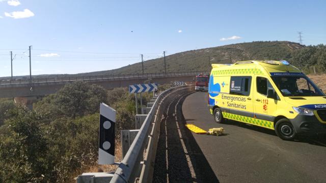 Imagen de un helicóptero y de una ambulancia medicalizada de Sacyl.