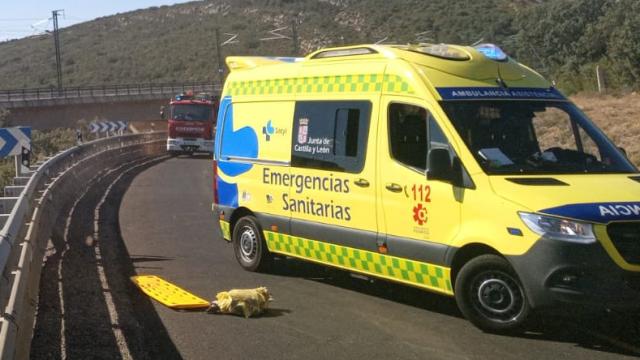 Imagen de un helicóptero y de una ambulancia medicalizada de Sacyl.
