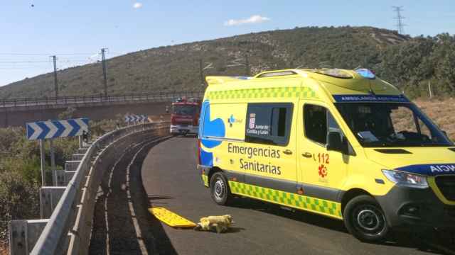 Imagen de un helicóptero y de una ambulancia medicalizada de Sacyl.