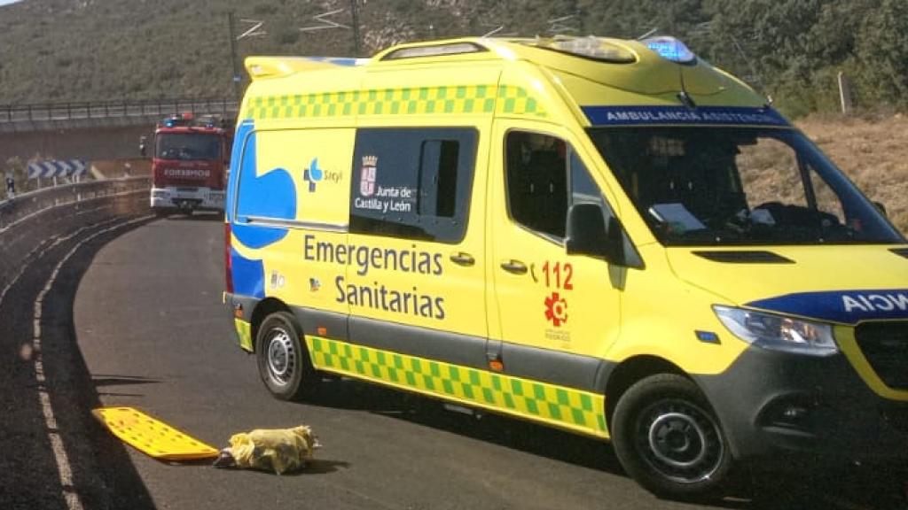 Imagen de un helicóptero y de una ambulancia medicalizada de Sacyl.